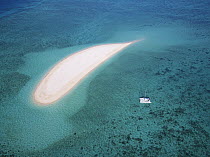 Boat near sand island, Sudbury Cay, Great Barrier Reef, Queensland, Australia