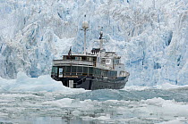 Cruise ship nears edge of glacier, southeast Alaska