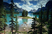 Maligne lake (largest lake in Canadian Rockies) with Spirit Island, Jasper NP, Canada