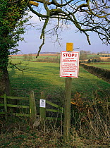 Foot and Mouth outbreak 2001. Sign prohibiting access to countryside, Derbyshire, UK.