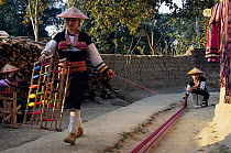 Weaving threads, Dai ethnic group Yunnan, China