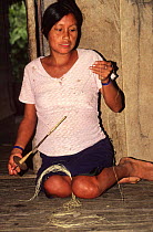 Mercedes Sucumbios spinning chambira, Napo River, Ecuadorian Amazon, South America