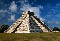 El Castilo pyramid Mayan Ruins at Chichen Itza, Yucatan, Mexico, Central America. Maya Civilization 500 - 900 AD