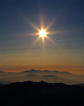 Y-8701 Sun rising above misty landscape, Nagano, Japan.