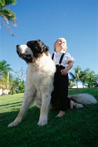 ic-04403 Child next to large dog.