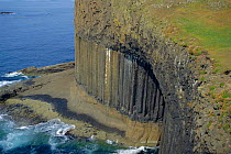 Basalt columns adjacent to Fingals cave, Is of Staffa, nr Is of Mull, Scotland, UK