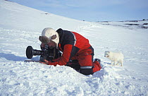 Doug Allan filming Arctic fox 2001 Svalbard, Norway, Europe 1998. Freeze Frame book plate page 8.