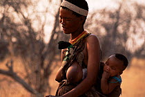 Jo / Hoan bushman mother with child, Bushmanland, Namibia. 1996