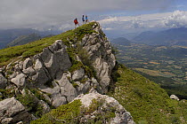 Hikers admiring aerial view, Vercors, Gresse en Vercors, Parc naturel régional du Vercors, Alps, France