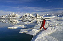 Doug Allan, cameraman, filming Polar bears for BBC 'Life in the Freezer', Svalbard, Norway, 1997
