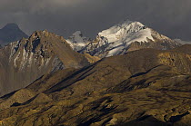Arrid mountains crowned by snowacapped peaks, viewed from Syangboche, Lower Mustang, Nepal. November 2004