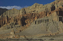 Chorten north of Ghami, with rocky backdrop, Mustang, Nepal