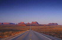 Road disappearing into the distance, Monument Valley, Utah, USA