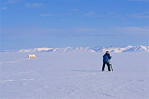Martin Saunders filming Polar bears feeding, Svalbard, Norway, on location for BBC NHU 'Blue Planet' April 1996