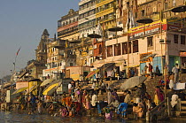 Ritual bathing in the Ganges, Varanasi, Uttar Pradesh, India. Feb 2007