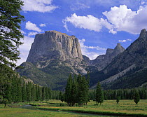 Squaretop Mountain with the Green River in the foreground, Wind River Range, Bridger Wilderness, Wyoming, USA