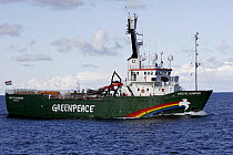 The Greenpeace vessel Arctic Sunrise hampers fishing operations in the North Sea, May 2007