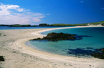 Sandbar (Tombolo) connecting St Ninians Isle to the mainland Shetland Isles, the sand is above sea level except at extremely high tides, and is accessible to walkers, Shetland Isles, Scotland, UK