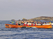 106 gigs row off start line of the Ladies first heat of the 19th World Pilot Gig Championships, Isles of Scilly, May 2008
