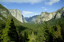 Sierra Neveda mountains and Yosemite Valley, El Capitan, Bridalveil Falls, Cathedral Rocks and Half Dome, Yosemite National Park, California, USA