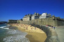 Beach beneath the ramparts of Saint Malo walled city, Brittany, France