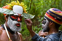 Villagers in traditionl costume at Payakona Village singsing ceremony. Mount Hagen vicinity in the Western Highlands Province, Papua New Guinea. September 2004
