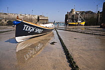 "Teign Spirit" pulled up at low tide in the Old Harbour. Cornwall County Pilot Gig Championships, Newquay, September 2008.