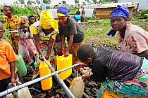 People at water distribution point at the refugee camp Mugunga 1, west of Goma, North Kivu, Democratic Republic of Congo, Africa, March 2009