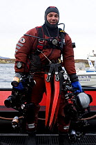 Photographer, Magnus Lundgren, in diving gear with photography equipment, Saltstraumen, Bod, Norway, October 2008, photographed by Klas Malmberg, model released