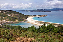 Sand isthmus and the artificial link connecting Monteagudo and Montefaro islands. Spain, Galicia. Parque Nacional de las Islas Atlantica (Atlantic Islands National Park). July 2008.