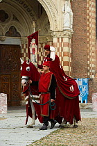 One of the 1,200 participants in medieval costume taking part in the historical procession on the Sunday just before the Palio, Asti, Piedmont, Italy. Each participant wears the colours representing a...
