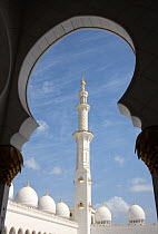 Looking out through arch of Sheikh Zayed Bin Sultan Al Nahyan Mosque, Abu Dhabi, UAE, November 2008