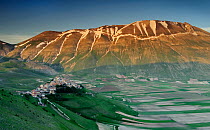 Castelluccio di Norcia and Monte Vettore, Monti Sibillini National Park, Umbria, Italy, May 2009 WWE OUTDOOR EXHIBITION. NOT AVAILABLE FOR GREETING CARDS OR CALENDARS. WWE BOOK