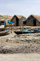 Shrimp fishing community threatened by rising sea levels caused by climate change,  Sundarbans, Bangladesh, November 2008