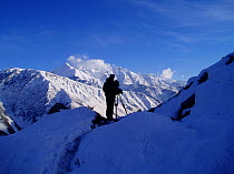 Mark Smith filming snow leopards in Chitral Gol Valley, North West Frontier Province, Pakistan, January 2006, for Mountains program of BBC NHU series, Planet Earth. The Hindu Kush mountains in the bac...