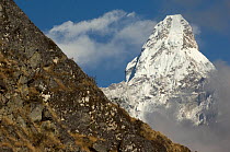 Ama Dablam mountain peak (6,812m) Sagarmatha National Park, Khumbu, Himalayas, Nepal, November 2007