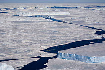 Leads between tabular icebergs as the Antarctic summer arrives in the Weddell Sea. Antarctica, October 2006.