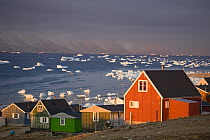 Houses in the Inuit community of Qaanaaq, on the shore of Inglefield Bay in autumn. Northwest Greenland, September 2008.