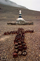 Cross of old cans forming memorial at Northumberland House on Beechy Island, Canada, 2002.