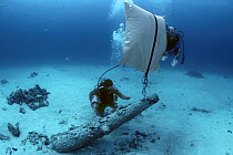 Lifting a cannon during the recovery of the shipwreck "Las Maravillas", a Spanish galleon sunk in 1658, Bahamas. 1987. Model released Model released.