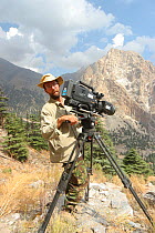 Cameraman Mark Smith waiting to film Snow Leopard (Panthera uncia) Chitral National Park, Pakistan,  for BBC Planet Earth series, Mountains episode, 2005