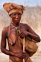 Kalahari bushmen, woman in central Kalahari desert, Botswana, November 2008