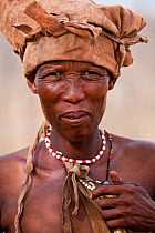 Kalahari bushmen, woman in central Kalahari desert, Botswana, November 2008