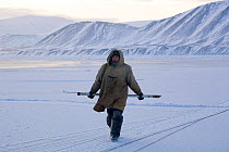Yupik Eskimo hunter seal hunting at the floe edge in Tkachen Bay. Chukotskiy Peninsula, Chukotka, Siberia, Russia, 2010