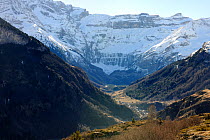 Looking along valley towards Cirque de Gavarnie in winter, Gave de Gavernie valley, Pyrenees mountain, Haute-Pyrenees, Gascogne, France, January 2011
