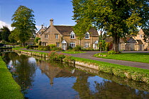 Traditional stone houses beside River Eye, Lower Slaughter Village, Cotswolds, Gloucestershire, UK