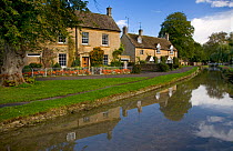 Traditional stone houses beside River Eye, Lower Slaughter Village, Cotswolds, Gloucestershire, UK