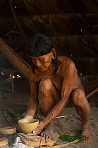 Huaorani Indian woman making a clay pot. The Huaorani clay pots have a unique shape compared with any of the other indian tribes in Ecuador. Gabaro Community, Yasuni National Park, Ecuador, June 2007....