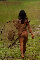 Huaorani woman carrying her fishing net. These nets are made from the fibres of the Chambira palm. Bameno Community, Yasuni National Park, Ecuador, May 2007. Model release B#15.