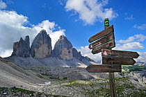 Signpost for walkers in front of the Tre Cime di Lavaredo / Drei Zinnen. Dolomites, Italy, July 2010.